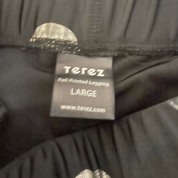 Terez Silver Lips Foil Leggings - Picture 6 of 7